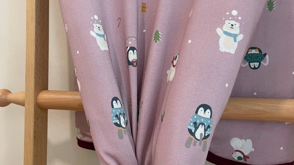 Petite Cosy Blanket - Love, Lights, & Cosy Nights (Maroon)